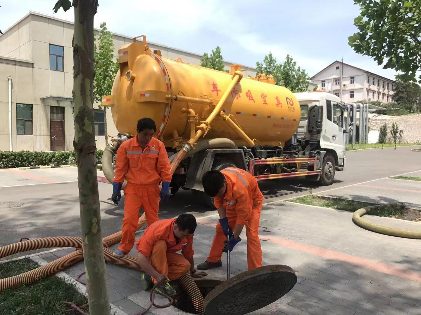 七里河管道疏通车停在窨井附近