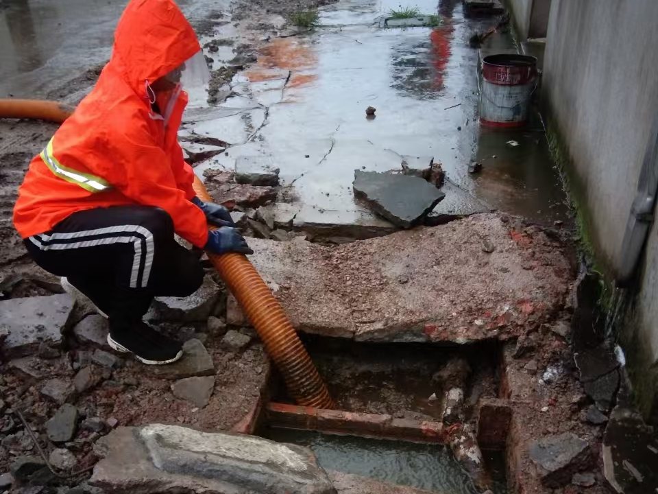 七里河专业清理污水池 炜誉市政以规范流程守护城市 “肠道”